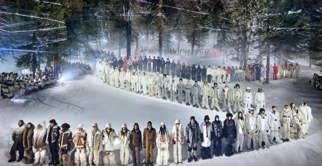 还抢着买加拿大鹅卖不动它卖疯了开元棋牌网站2万元一件又土又贵(图2)