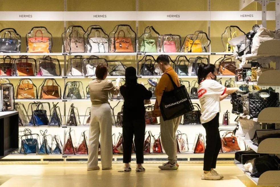 还抢着买加拿大鹅卖不动它卖疯了开元棋牌网站2万元一件又土又贵(图10)