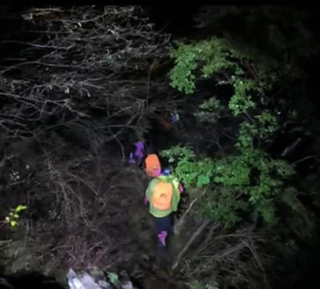 太行山悬崖18人安全转移1人突发疾病遇难开元棋牌app19人徒步团被困河南辉县南(图4)